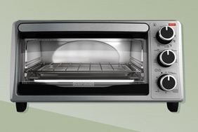 Black+Deckerâs âNo Frillsâ Toaster Oven Toasts Bread âExtremely Fastâ, and Itâs Only $29 Right Now tout